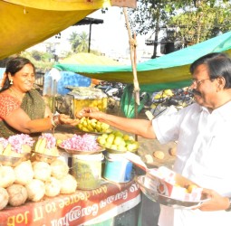 ஆவடியில் பொதுமக்களுக்கு அமைச்சர் நாசர் இனிப்புகளை வழங்கினார்
