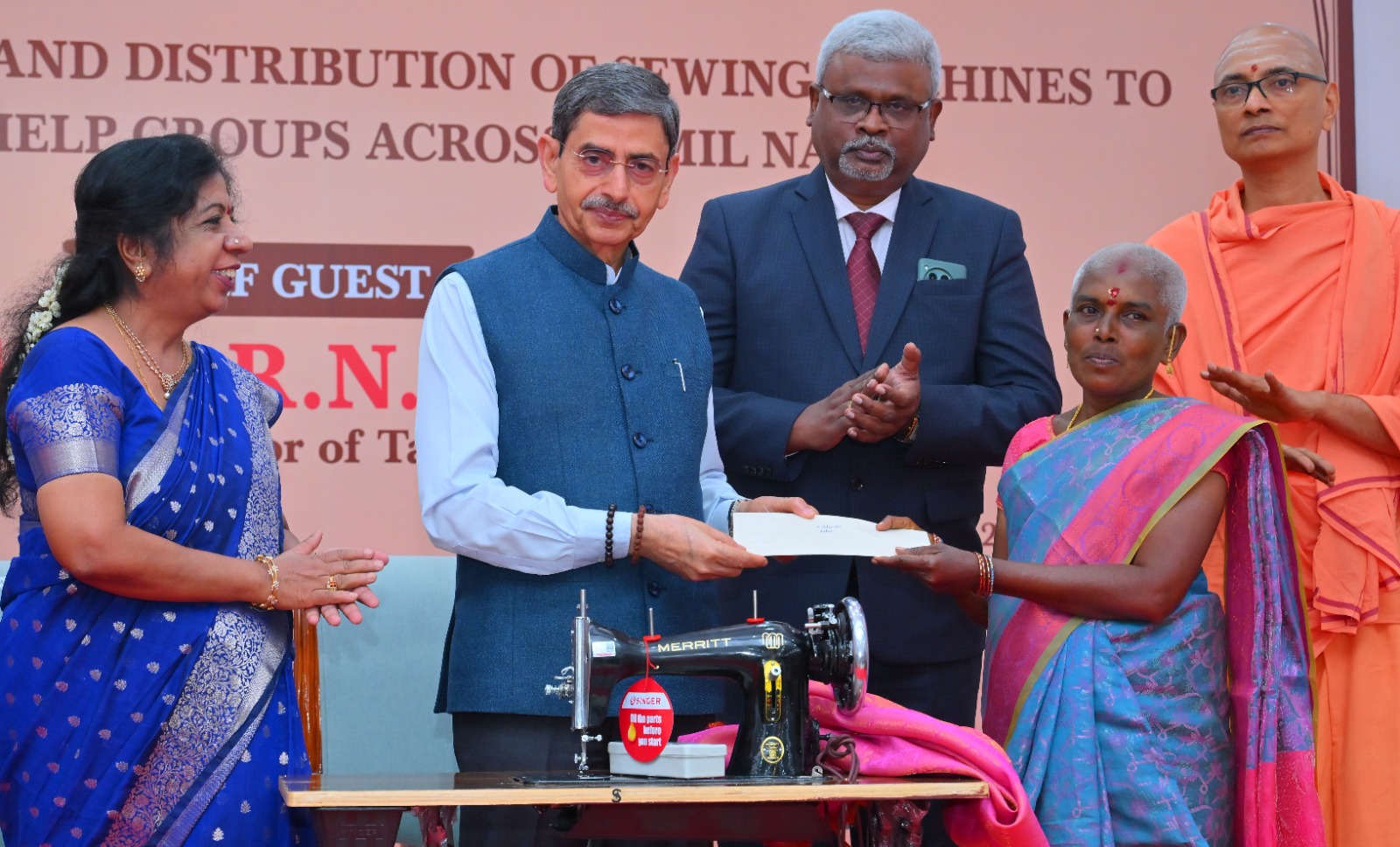 மகளிர் சுய உதவிக் குழுவினருக்கு தையல் இயந்திரங்களை கவர்னர் ரவி வழங்கினார்
