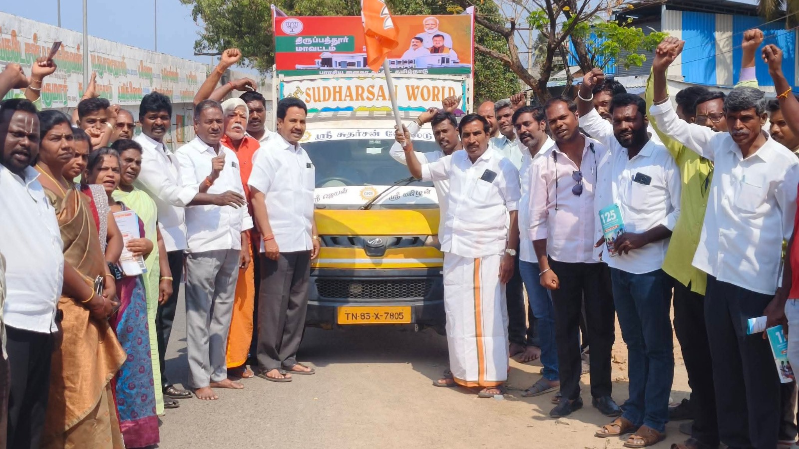 மக்களுக்காக மக்களிடமிருந்து' மாவட்டம் முழுக்க கருத்து கேட்கும் வாகன சேவை