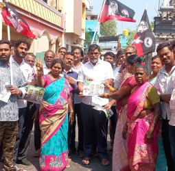 அதிமுக கவுன்சிலர் கார்த்திக், தேர்தல் வாக்குறுதிகளை வீடு வீடாக வழங்கினார்