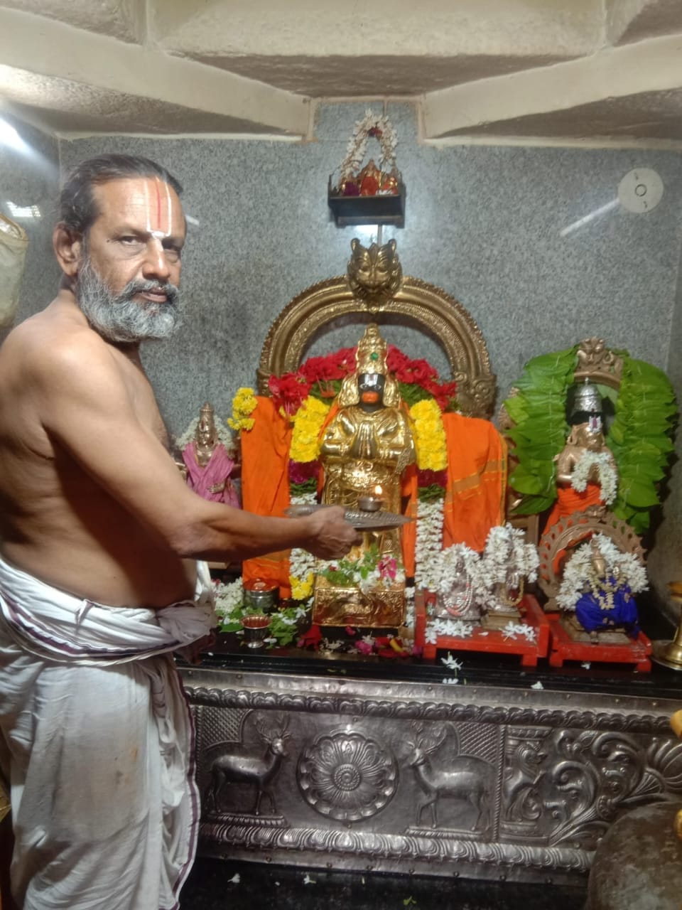 காட்பாடி ஸ்ரீ பக்த ஆஞ்சநேயர் தங்கக் கவசத்தில் பக்தர்களுக்கு அருள்பாலிப்பு!..