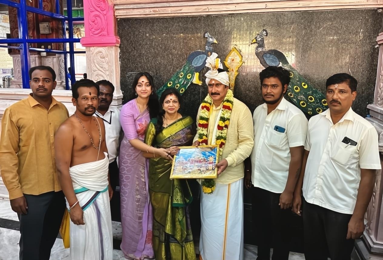 பாமக தலைவர் அன்புமணி, குடும்பத்துடன் சுவாமி தரிசனம்