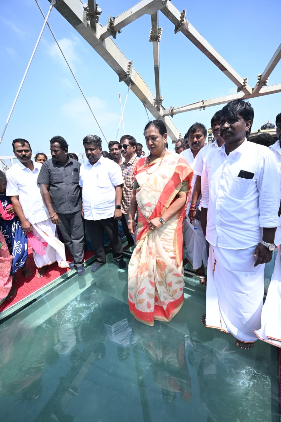 கண்ணாடி பாலத்தில் நடந்து சென்ற தேமுதிக பொதுச் செயலாளர்