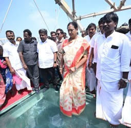 கண்ணாடி பாலத்தில் நடந்து சென்ற தேமுதிக பொதுச் செயலாளர்