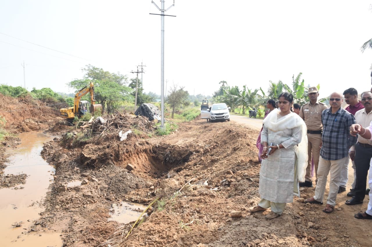 அரும்பாவூர் பெரிய ஏரியில் ரூ.3.41 கோடி மதிப்பீட்டில் அகலப்படுத்தி, புனரமைப்புப் பணி