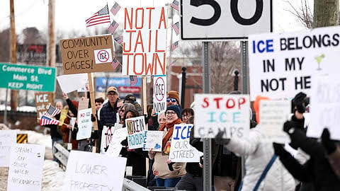 குடியேறிகளை ‘வேட்டையாடும்’ திட்டம்: பெரும் சிறை முகாம் ஆகிறதா அமெரிக்கா?