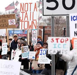 குடியேறிகளை ‘வேட்டையாடும்’ திட்டம்: பெரும் சிறை முகாம் ஆகிறதா அமெரிக்கா?