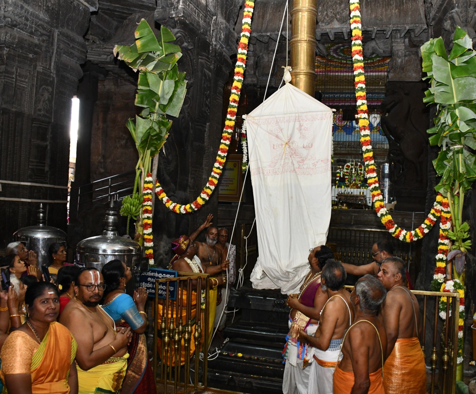 கூடலழகர் கோயிலில் நேற்று மாசி மகத் தெப்பத் திருவிழா