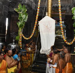 கூடலழகர் கோயிலில் நேற்று மாசி மகத் தெப்பத் திருவிழா