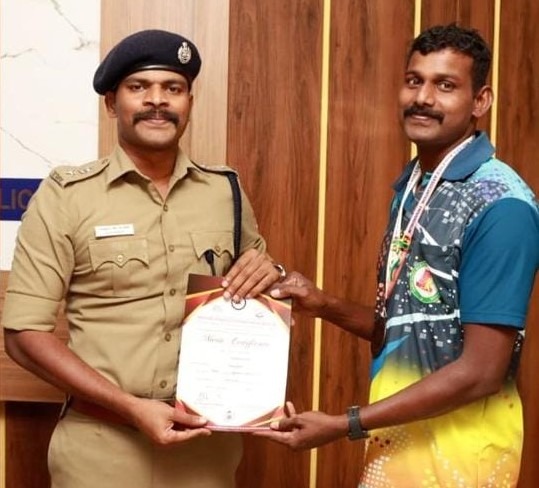 ஏட்டு டேவிட் ஜானுக்கு, குமரி மாவட்ட எஸ்.பி. ஸ்டாலின் பாராட்டு