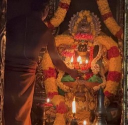 உக்கல் அருள்மிகு மடாவளம்ஸ்ரீ காமாட்சி அம்பாள் கோயிலில் மகா ஆரத்தி தரிசனம்:
