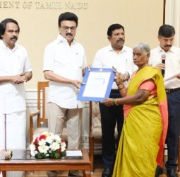 கலைவாணர் அரங்க வளாகத்தில் புதுப்பிக்கப்பட்ட கலைவாணர் என்.எஸ்.கிருஷ்ணன் திருவுருவச் சிலை