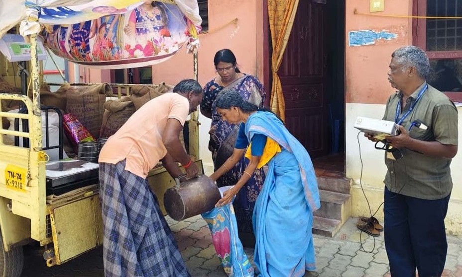 வீடு தேடி ரேஷன் பொருட்கள் வழங்குவதை கலெக்டர் அழகுமீனா ஆய்வு