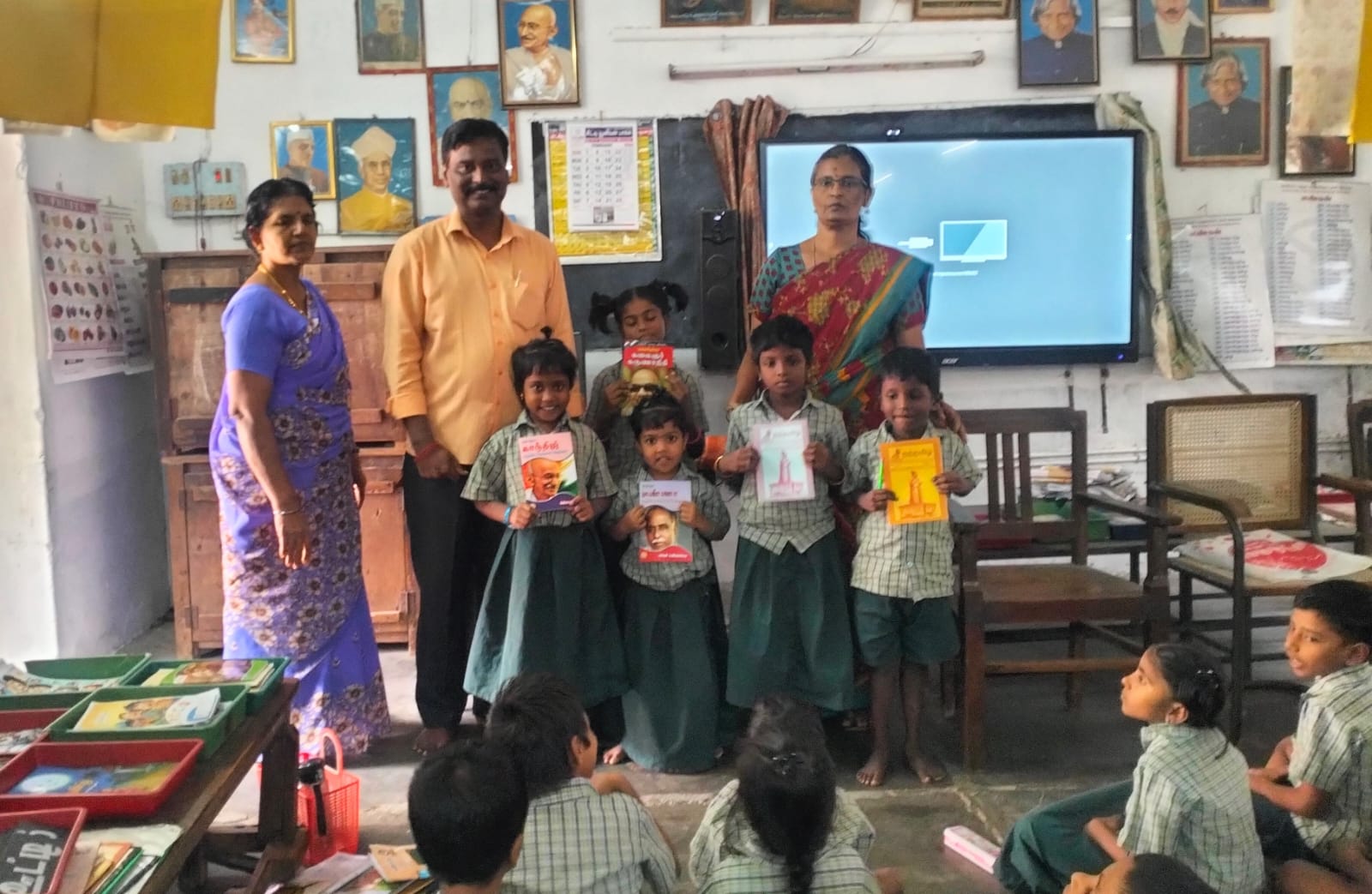 *பல்திறன் போட்டிகளில் சிறப்பிடம் பெற்ற தொடக்கப் பள்ளி மாணவர்களுக்கு புத்தக பரிசுகள்.*