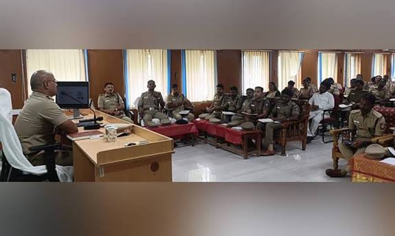 தூத்துக்குடி: சிறப்பாக பணியாற்றிய காவல் துறையினர் 151 பேருக்கு எஸ்.பி. பாராட்டு