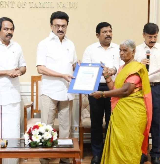 மாதாந்திர கருணை ஓய்வூதியத்தை முதல்வர் ஸ்டாலின் நேற்று வழங்கினார்