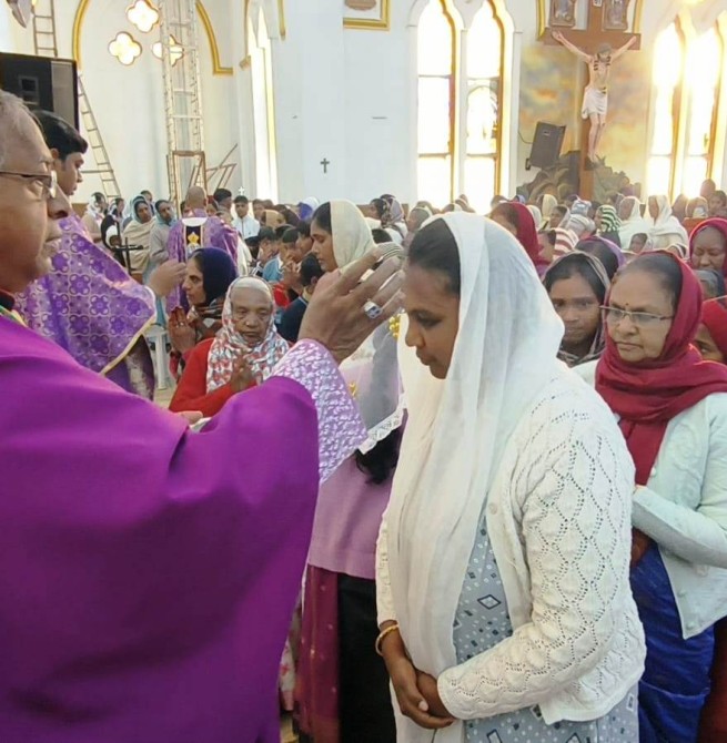 சாம்பல் புதன் சிறப்பு திருப்பலி