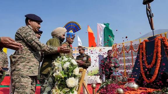 புல்வாமா தாக்குதலில் உயிரிழந்த வீரா்களுக்கு தலைவா்கள் நினைவஞ்சலி