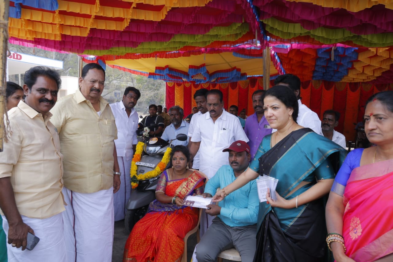 மாற்றுத்திறனாளிகள் நலத்துறை சார்பில் இணைப்புச் சக்கரம் பொருத்தப்பட்ட பெட்ரோல் ஸ்கூட்டர்