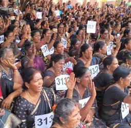 தேர்தல் வாக்குறுதி எண் பேட்ஜ் அணிந்து போராட்டம்