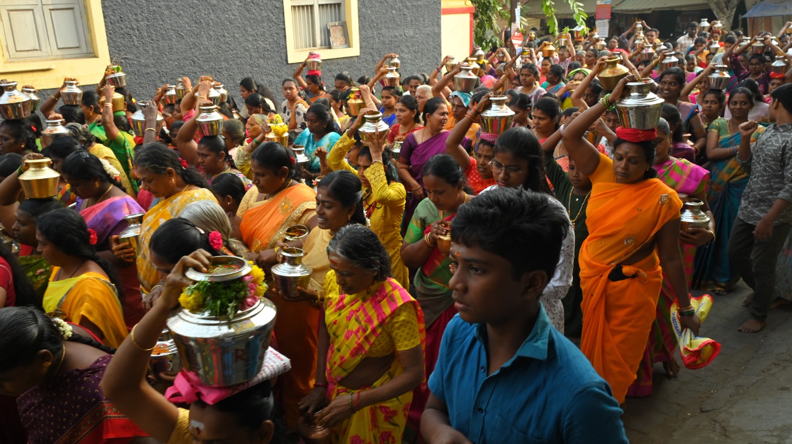 அங்காள ஈஸ்வரி கோவிலுக்கு பெண்கள் ஊர்வலமாக மஞ்சள் பால்குடம்