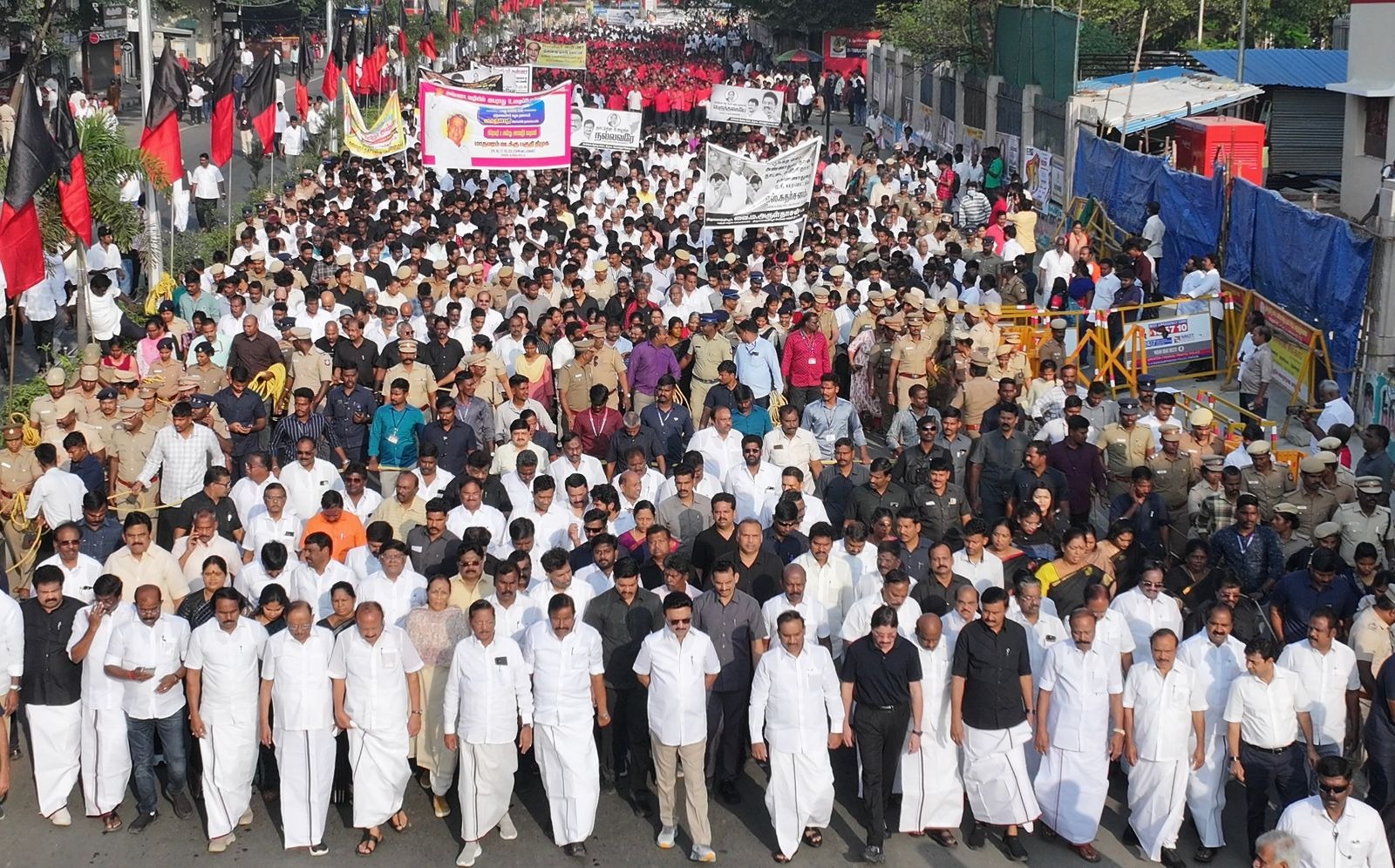 அண்ணா துயிலுமிடம் நோக்கி, முதல்வர் மு.க.ஸ்டாலின் தலைமையில் திமுகவினர் அமைதிப்பேரணி