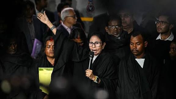 இவ்வளவு பொய் பேசும் தலைமை தேர்தல் ஆணையரை பார்த்ததே இல்லை’’ - டெல்லியில் மம்தா காட்டம்