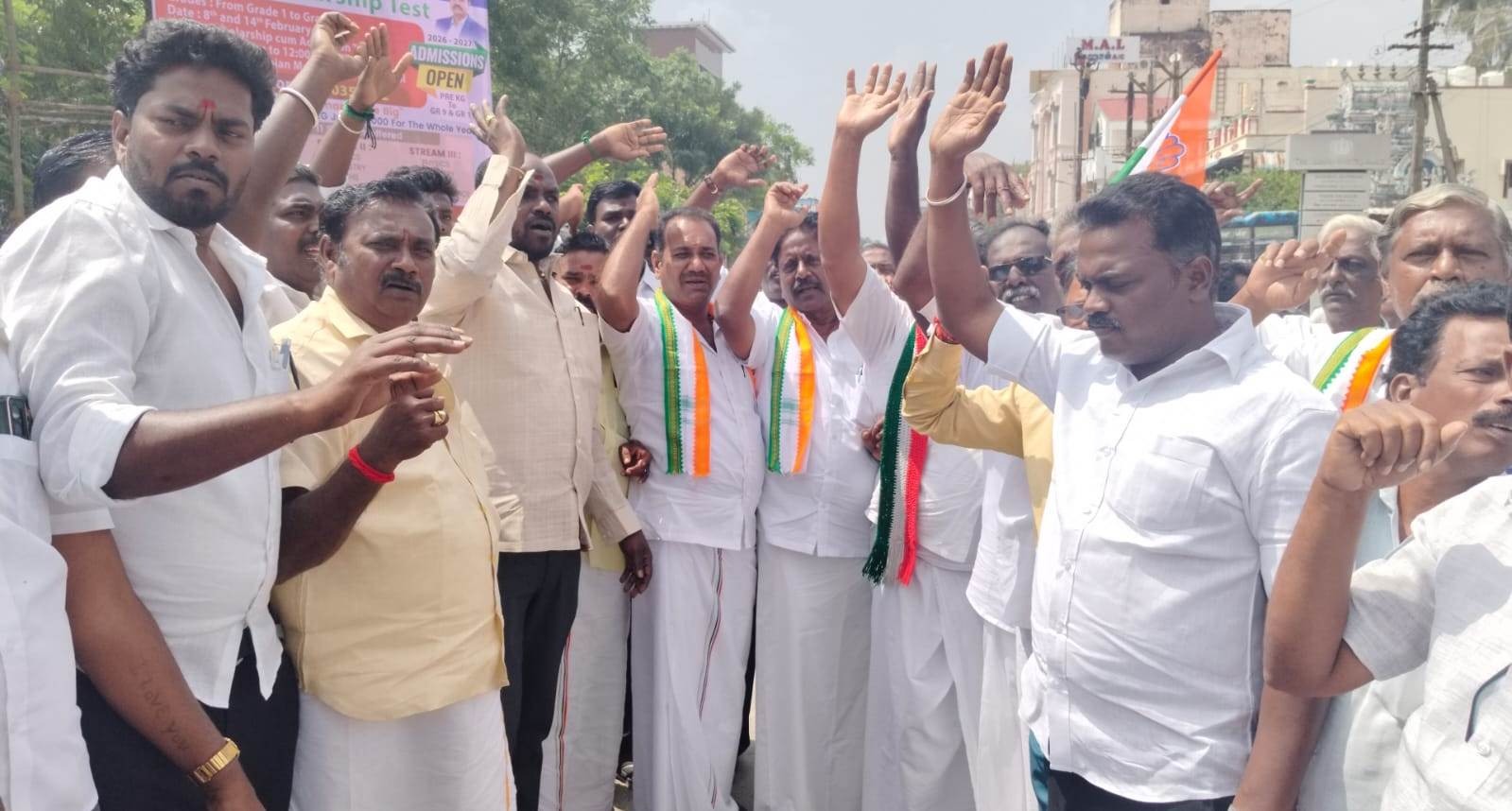 மக்களவைத் தலைவரை கண்டித்து காங்கிரசார் ஆர்ப்பாட்டம்