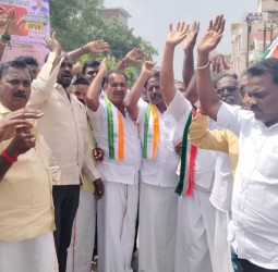 மக்களவைத் தலைவரை கண்டித்து காங்கிரசார் ஆர்ப்பாட்டம்