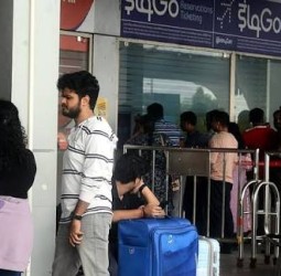 கல்விக்காக வெளிநாடு செல்லும் மாணவா்கள் எண்ணிக்கை வெகுவாக சரிவு - மத்திய அரசு