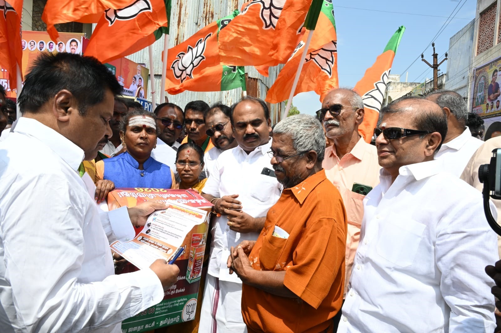 கே.எஸ்.ராதாகிருஷ்ணன் தலைமையில் மக்களிடம் கருத்து கேட்டனர்