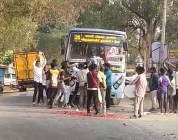 பேருந்தை நிறுத்தி பிறந்த நாள் விழா: வழக்குப் பதிவு