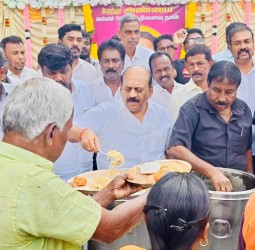 அண்ணா திருஉருவப் படத்திற்கு அமைச்சர் அன்பரசன் மாலை அணிவித்து மலர் தூவி மரியாதை