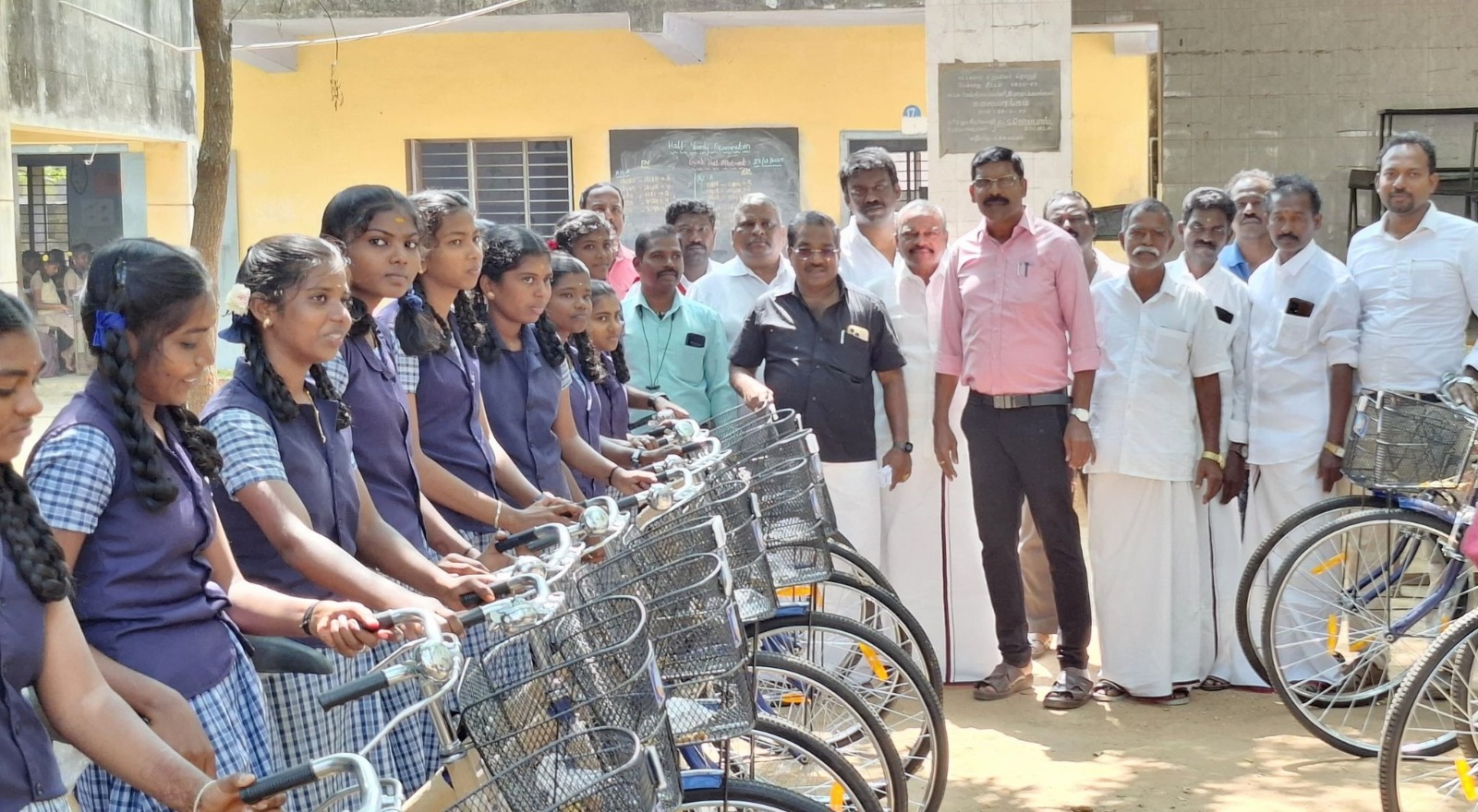 மாணவர்களுக்கு தமிழ்நாடு அரசின் விலையில்லா மிதிவண்டி