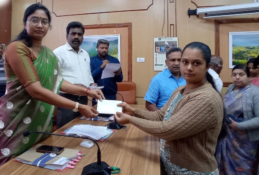 பயனாளிகளுக்கு புதிய மின்னணு குடும்ப அட்டை