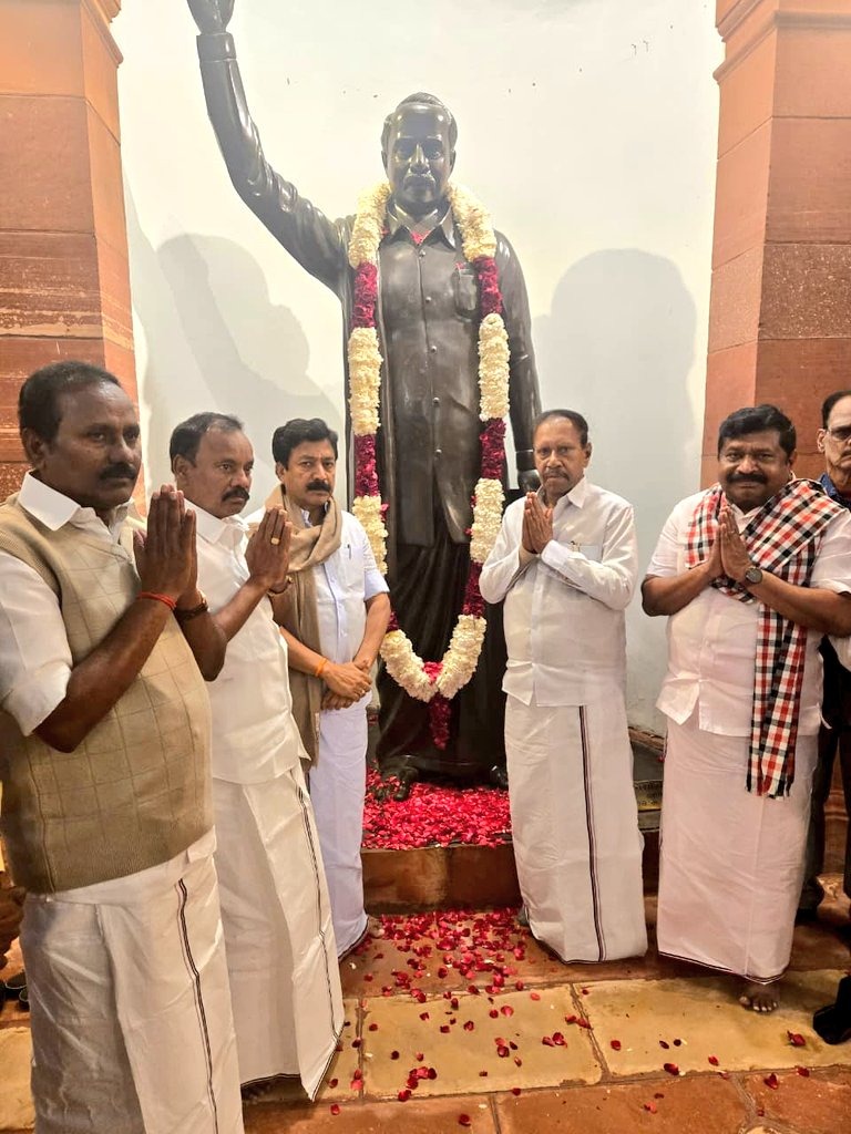 அண்ணாவின் திருவுருவ சிலைக்கு அதிமுக எம்பிக்கள் மாலை அணிவித்து மரியாதை