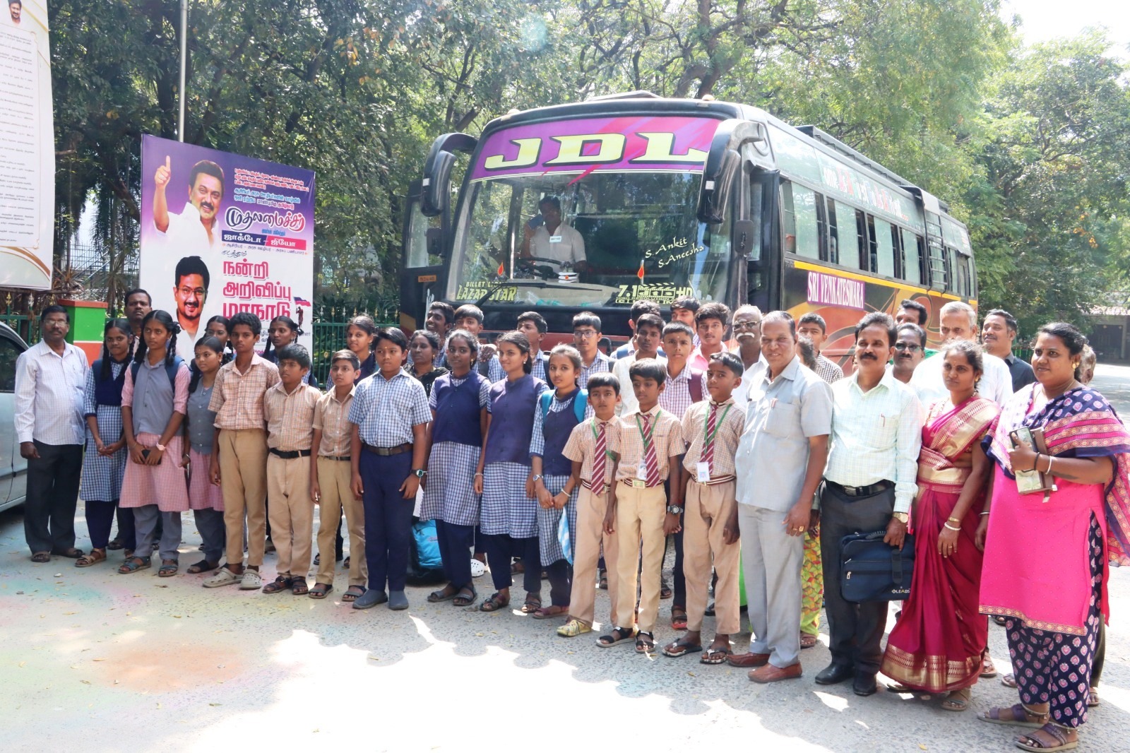 நெய்வேலியில் நடைபெறும் மாநில அளவிலான துளிர் வினாடி வினா போட்டிகளில் பங்கேற்க வேலூர் மாவட்டத்திலிருந்து மாணவர்கள் பயணம்!