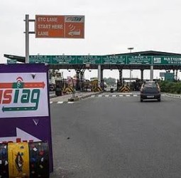 சுங்கச்சாவடிகளில் ஏப். 1 முதல் ஃபாஸ்டேக், யுபிஐ மட்டுமே அனுமதி