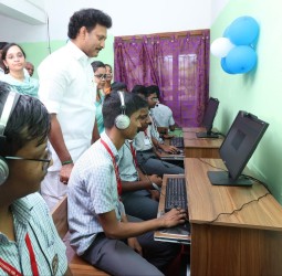 அடையாறு குமார ராஜா முத்தையா மேல்நிலைப்பள்ளியில், உயர் தொழில் நுட்ப ஆய்வகம்