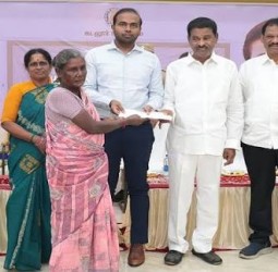 கடலூரில் 650 பேருக்கு இலவச வீட்டுமனைப் பட்டா: கலெக்டர் சிபி ஆதித்யா வழங்கினார்