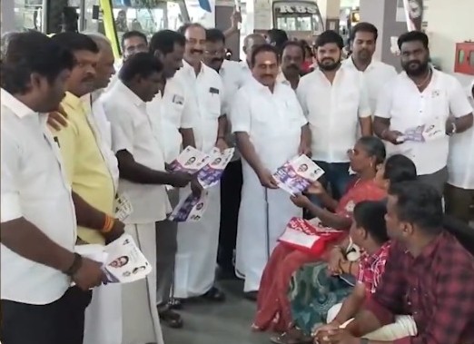 வாக்குறுதிகள் அடங்கிய துண்டு பிரசுரத்தை தெற்கு மாவட்ட செயலாளர் எஸ்.பி. சண்முகநாதன் வழங்கி பிரசாரம்