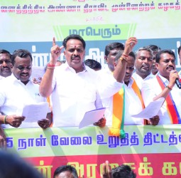 திமுக அரசைக் கண்டித்து, முன்னாள் அமைச்சர் எம்ஆர் விஜயபாஸ்கர் தலைமையில் ஆர்ப்பாட்டம்