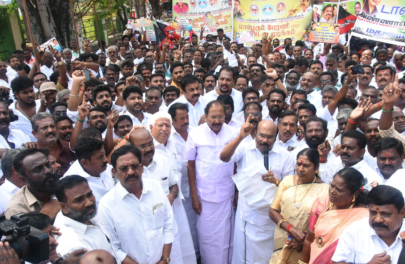 அண்ணா தொழிற்சங்கப் பேரவை நடத்திய ஆர்ப்பாட்டத்தில் முன்னாள் அமைச்சர்கள் தங்கமணி, ஜெயக்குமார்