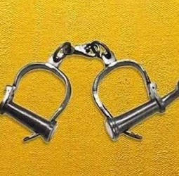 பெண்களை கேலி செய்வதைத் தடுக்க முயன்ற இளைஞா் மீது தாக்குதல்: 4 போ் கைது