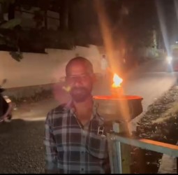 பக்தர்கள் இரவில் தீபம் ஏற்றி போராட்டம்