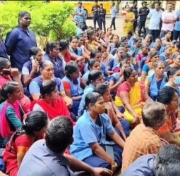 தேனியில் தூய்மை பணியாளர்கள் உள்ளிருப்பு போராட்டம்