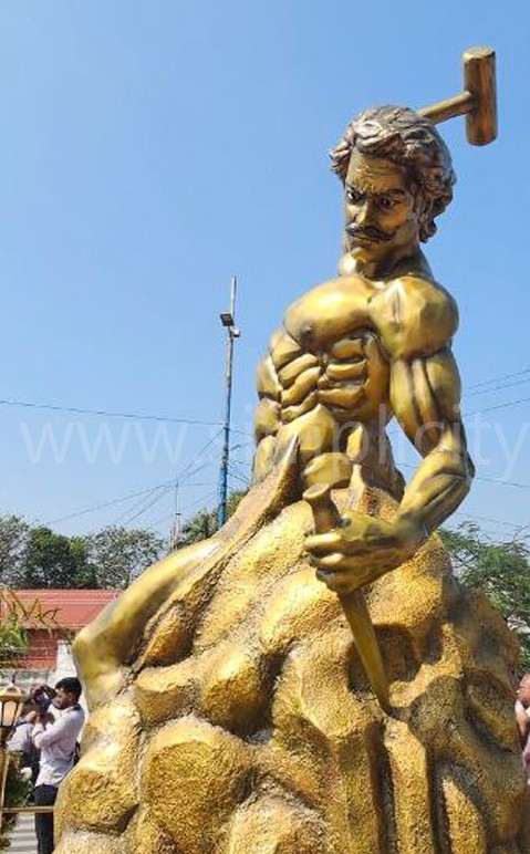 கோவை நீதிமன்றம் அருகே "செல்ஃப் மேட் மேன்" சிலை