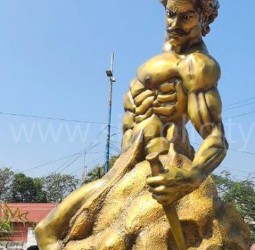 கோவை நீதிமன்றம் அருகே "செல்ஃப் மேட் மேன்" சிலை