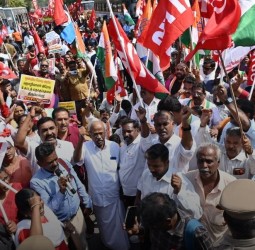 சென்னை கிண்டி அஞ்சலகம் முன் சிஐடியு துணைத் தலைவர் சவுந்தரராசன் தலைமையில் நேற்று மறியல்