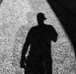 நிழலை தொலைத்த நிஜம்